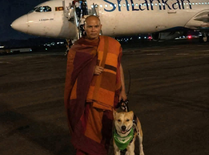 පඤ්ඤාකර ස්වාමින් වහන්සේ  ඇතුළු පිරිස දිවයිනෙන් පිටව යති