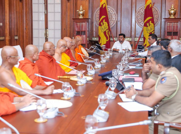 ජනපති සහ ත්‍රෛනිකායික මහා සංඝරත්නය අතර හමුවක් 