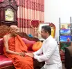 සෞඛ්‍ය හා ජනමාධ්‍ය අමාත්‍යවරයා පේරාදෙණිය, ගැටඹේ රාජෝපවනාරාම විහාරස්ථානයේ විහාරාධිපති නාහිමියන් බැහැදකී