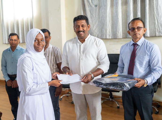 හම්බන්තොට විදෙස්ගත ශ්‍රමිකයින්ගේ දරුවන් වෙත රජයේ ශිෂ්‍යත්ව ප්‍රදානය කෙරේ