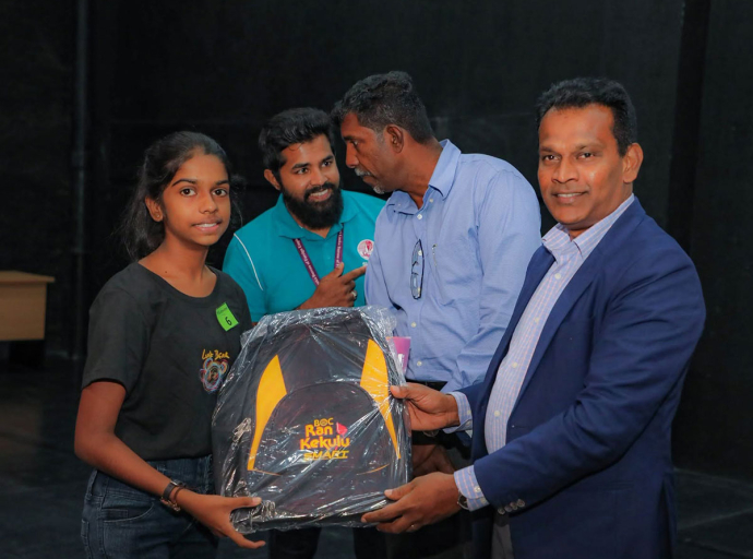 විගමනික ශ්‍රමිකයන්ගේ දූ දරුවන්ට ශිෂ්‍යත්ව හා පාසල් උපකරණ ප්‍රදානය කෙරේ