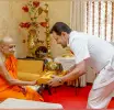නව නාවික හමුදාධිපති අස්ගිරි හා මල්වතු මහානායක හිමිවරුන් බැහැදැක ශ්‍රී දළදා සමිඳුන් වැඳපුදා ආශිර්වාද ලබයි