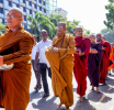 පිණ්ඩපාත චාරිකාවේ නිරත වූ මහා සංඝරත්නයට පිරිකර පූජා කිරීමට ජනාධිපති ලේකම් එක් වෙයි