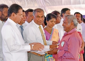 මහවැලි ජනපදිකයන්ට ජනපති අතින් ඉඩම් ඔප්පු පිරිනැමේ