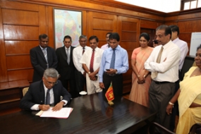 මුදල් අමාත්‍යාංශයේ ලේකම් වැඩ භාරගැනීම