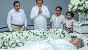 මහාචාර්ය චන්දන ජයරත්න මහතාගේ මෑණියන්ගේ දේහයට ජනපති අවසන් ගෞරව දක්වයි