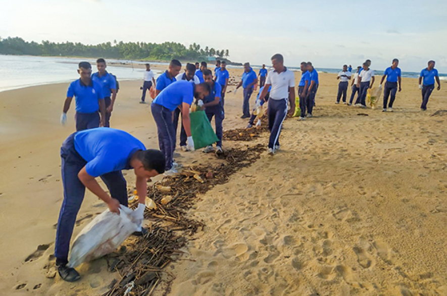 නාවික හමුදා දායකත්වයෙන් වෙරළ පිරිසිදු කිරීමේ වැඩසටහනක්