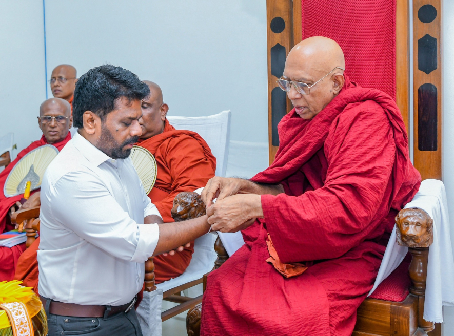 ජනපති රාමඤ්ඤ මහා නිකායේ මහා නායක හිමි බැහැ දැක ආශිර්වාද ලබා ගනී