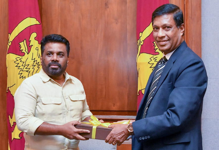 මන්ත්‍රීවරුන්, අමාත්‍යවරුන් හා හිටපු ජනාධිපතිවරුන්ට ලබා දෙන දීමනා හා හිමිකම් පිළිබඳ නැවත සලකා බැලීම සඳහා වූ කමිටු වාර්තාව ජනපතිට