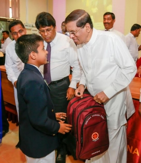 පහ වසර ශිෂ්‍යත්ව සමත් දරුවෝ ජනපති අතින් තිලිණ ලබති