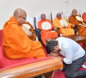 ජනපති අමරපුර මහා නිකායේ  මහා නායක හිමිපාණන් වහන්සේ බැහැ දැක ආශිර්වාද ලබා ගනී