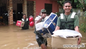 ගංවතුරින් විපතට පත් ජනතාවට හමුදා සෙබළුන්ගෙන් උපකාර