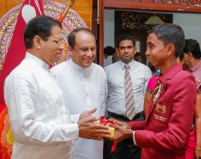 උසස් පෙළ විශිෂ්ටයින්ට ජනපති අතින් තිළිණ