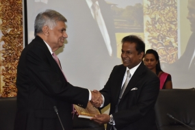 &#039;&#039;පාර්ලිමේන්තුවේ තිලංග&#039;&#039;කෘතිය අගමැතිට පිළිගන්වයි