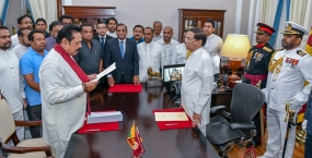 නව අග‍්‍රාමාත්‍යවරයා ලෙස මහින්ද රාජපක්ෂ මහතා දිවුරුම් දෙයි