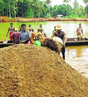 හංවැල්ල ප්‍රදේශයේ අනවසර වැලි ගොඩ දැමීම වැළැක්වීමට පියවර ගැනේ