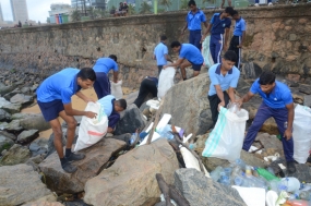 ගාලු මුවදොර පිරිසිදු කිරීමට නාවික හමුදාව එක් වෙයි