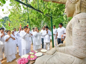 43 වැනි දම්සභා මණ්ඩපය ජනාධිපති මන්දිර පරිශ්‍රයේ බෝධින් වහන්සේ අභියස දී