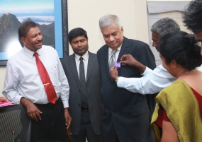 ලෝක මානසික සෞඛ්‍ය දින සැමරුම් ලාංඡන පළඳවයි