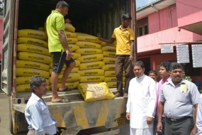 ඇල්පිටියේ අඩු ආදායම්ලාභීන්ට සිමෙන්ති බෙදා දෙයි