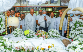 හිටපු අමාත්‍ය ගාමිණි ජයවික්‍රම පෙරේරා මහතාගේ දේහයට ජනපති අවසන් ගෞරව දක්වයි