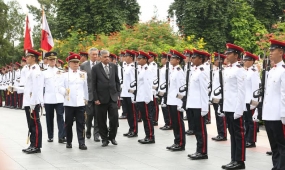 සිංගප්පූරුවේදී අගමැතිට හමුදා ගෞරවාචාර පිළිගැනීමක්