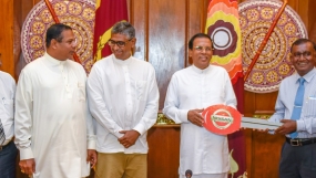 ගිණි නිවන රථ හා ගිලන් රථ බෙදා දෙයි