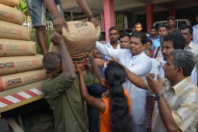 අඩු ආදායම්ලාභී පවුල් වෙත සිමෙන්ති බෙදා දෙයි