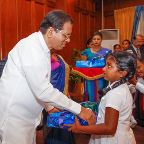 &quot;රණවිරු දූ දරු ශිෂ්‍යත්ව ප්‍රදාන&quot; වැඩසටහන ජනපති ප්‍රධානත්වයෙන්