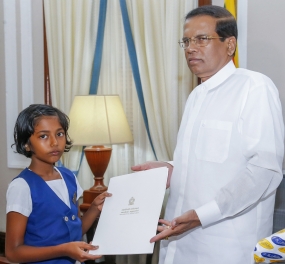 දුලාංජලී මදුමාලී ප්‍රේමරත්න  ශිෂ්‍යාවට ජනපති අතින් ත්‍යාග