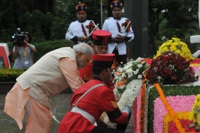 ඉන්දීය අගමැති ඉන්දීය සාමසාධක හමුදා ස්මාරකයට පුෂ්පෝපහාර දක්වයි