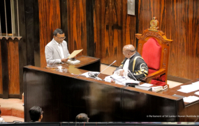 කරුණාරත්න පරණවිතාන  පාර්ලිමේන්තු මන්ත්‍රීවරයෙකු ලෙස දිවුරුම් දෙයි