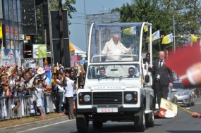 මග දෙපස සිටි බැතිමතුන්ගෙන් පාප් වහන්සේට ගෞරව