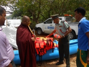 අගුලක් සහ ජීවිත ආරක්ෂක කබා ලබා දීම.