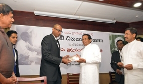 ජනමාධ්‍යවේදීන් සහ පුවත්පත්කලාවේදීන් සෑමවිටම නිවැරදි දේ තෝරා ගනිමින් සහ සත්‍යයට ගරු කරමින් සිය පෑන් තුඩ මෙහෙය විය යුතුයි