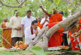 President Worships Historic Sri Maha Bodhi