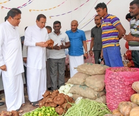 කිලිනොච්චිය විශේෂ කෘෂි ආර්ථීක මධ්‍යස්ථානය  ජනපති අතින් ජනතා අයිතියට ...