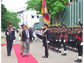 යුද්ධ හමුදා මූලස්ථානයේ දී ආරක්‍ෂක ලේකම් වෙත හමුදා ගෞරවාචාරය