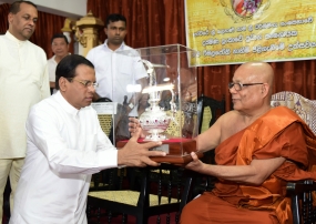 පූජ්‍ය කිරම විමලජෝති නායක ස්වාමින් වහන්සේ වෙත ශ්‍රී  සන්නස් පත්‍ර පිළිගැන්වීම